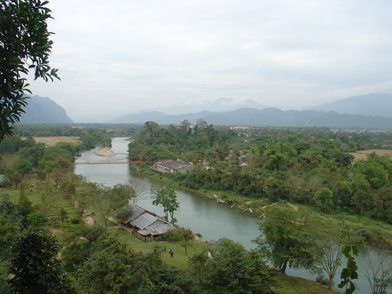 Ausblick vom Eingang der Hoehle auf Viang Veng.