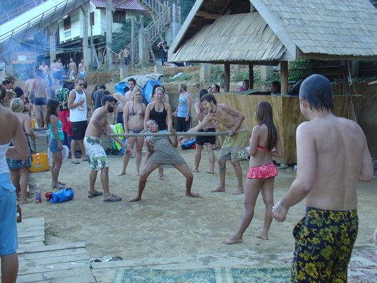 Party-People everywhere... natuelich alle reichlich angetrunken.