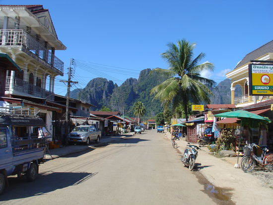 Sicht aus Viang Veng auf die Kalksteinfelsen.
