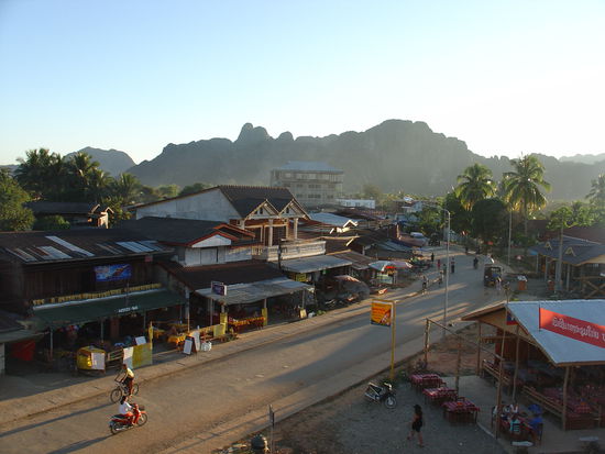Und noch ein letztes Bild von Viang Veng am Abend vom Balkon eines Backpackers.