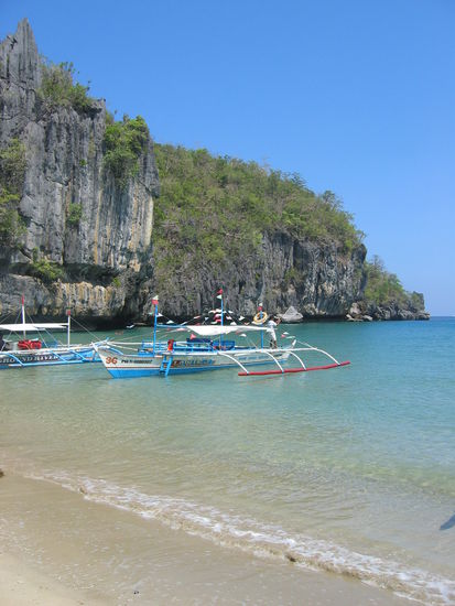 Ankunft mit dem Boot beim Subterranean River National Park.