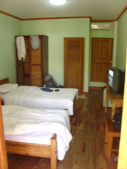 Unser fast Hotelzimmer, sogar mit TV ! (auch wenn der Empfang nicht gerade besonders gut war)