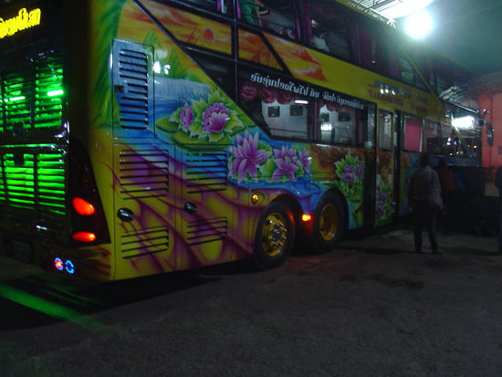 Nachbus mit Betten fuer 220'000 KIP.