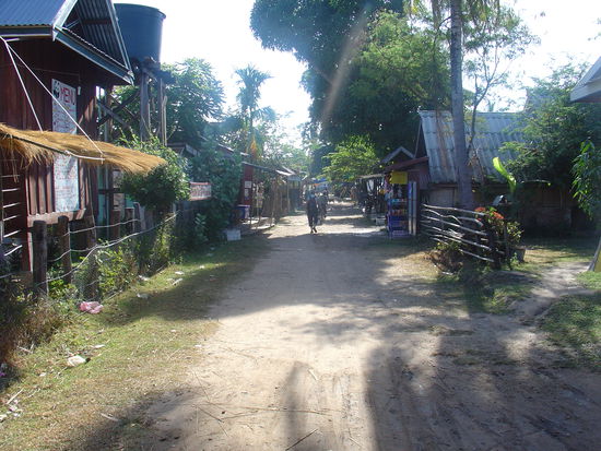 Die Hauptstrasse (Zentrum) von Don Det.