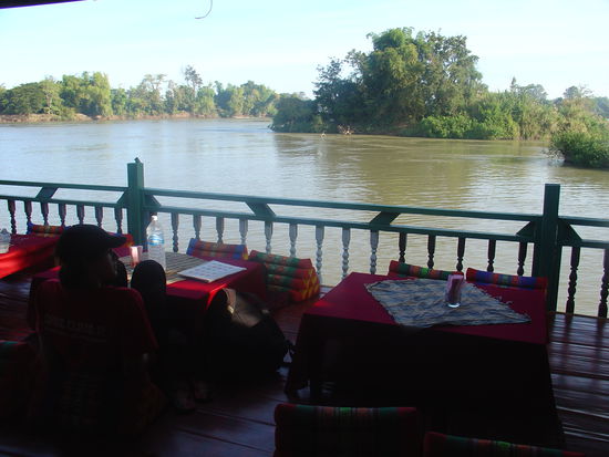 Zuerst aber noch ein Fruehstueck mit Sicht auf den Mekong.