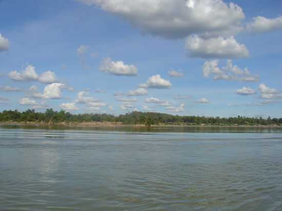 So sah vom Boot die Insel Don Khon aus...