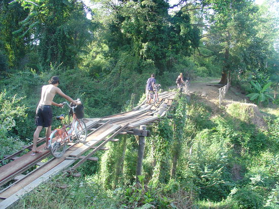 Eine relativ gefaehrliche Bruecke mit losen Brettern...