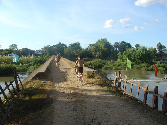 Und zurueck ueber die alte Eisenbahnbrueck nach Don Det...
