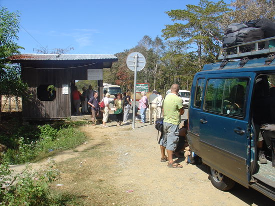 Grenzuebergang (Kambodscha Seite) wo wir 2 Stunden warteten...