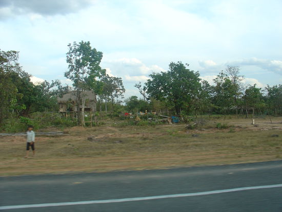 So sah es aus nach der Grenze... nicht mehr so gruen und huegelig wie in Nord-Laos.