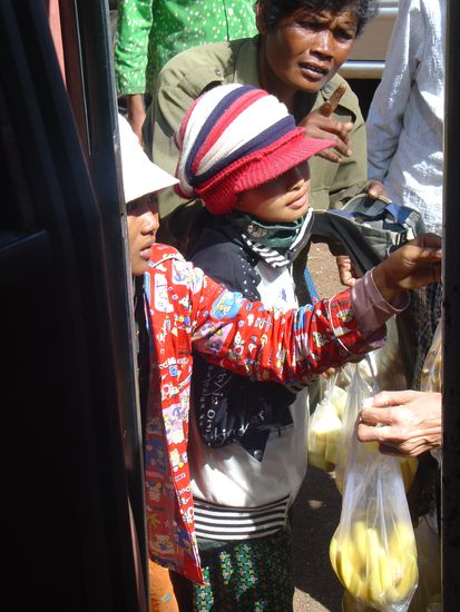 Steigt man aus dem Bus schreien 4-5 Maedchen "Pinapple Pinapple" und man ist fast ueberfordert...