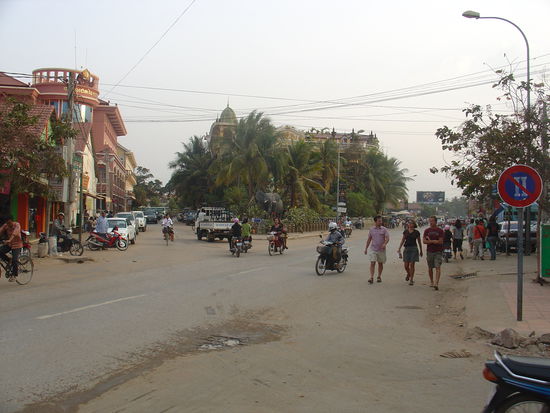 Eine der groesseren Strassen in Siem Reap.