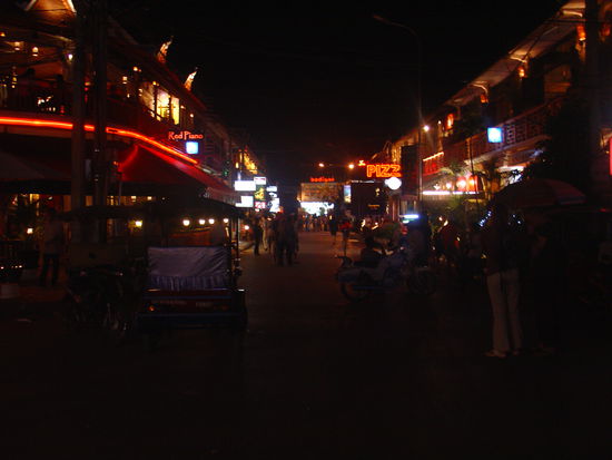 Ein Foto der Bar Street am Abend.