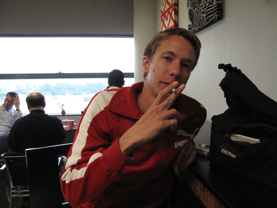 Noch eine Zigarette in einer Smoker-Lounge vor dem Flug nach Cebu ...