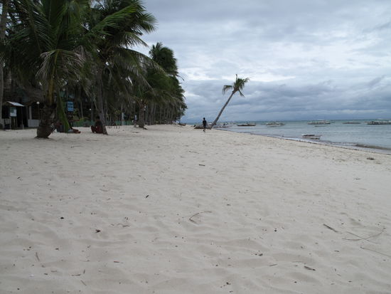 Der Hauptstrand, direkt vor unserer Bungalow-Anlage...