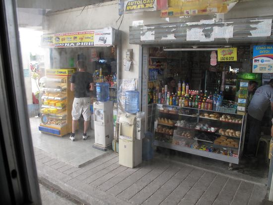 Kurzer Stop unterwegs... ich kaufte mir so eine Art "Schoko-Weggli" fuer unglaubliche 5 Pesos.