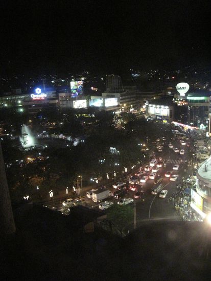 Und nochmals aus unserem Zimmer bei Nacht...