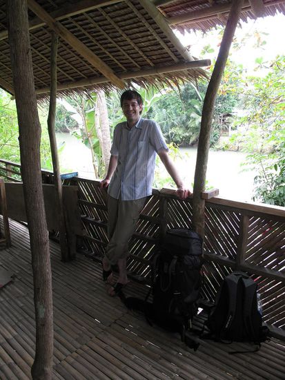 Daeni beim warten an der Bootshaltestelle... Loboc River im Hintergrund.