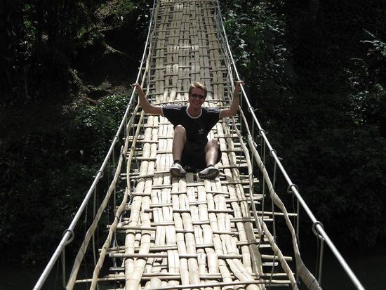 Ich fuehlte mich obwohl es nicht sehr hoch war auf dieser relativ wackligen Bruecke nicht allzu wohl 