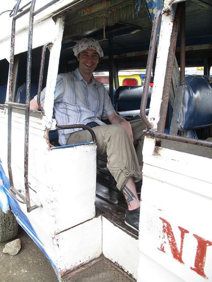 Daeni im 2ten Bus... das wird eng mit den kleinen Sitzen !