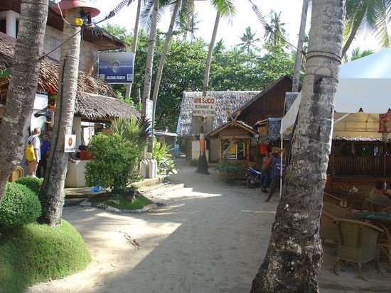 Bars und Tauchshops am Strand...