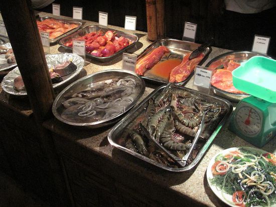 Frischer Seafood zum auswaehlen... die Tiger-Prawns (grau).