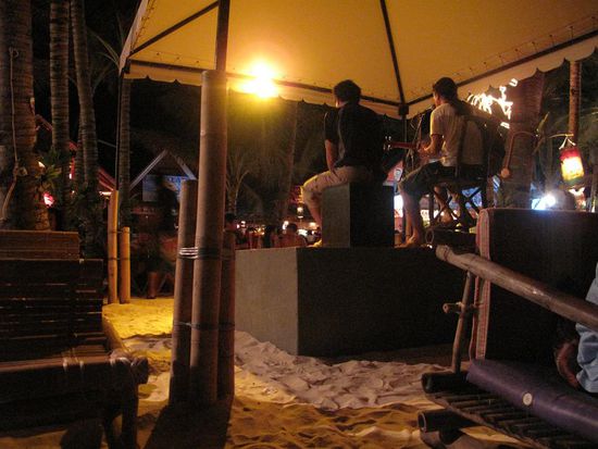 Und die Live-Musik... waren echt gut, die 2 Typen spielten meistens tolle alte Songs.