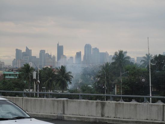 Zwischenstop im Manila... Sicht auf die Stadt vom Flughafenterminal.