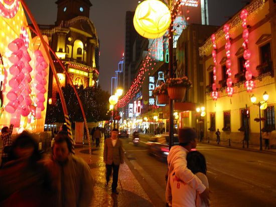 Strasse in Macau... hier kannte ich mich wieder aus.