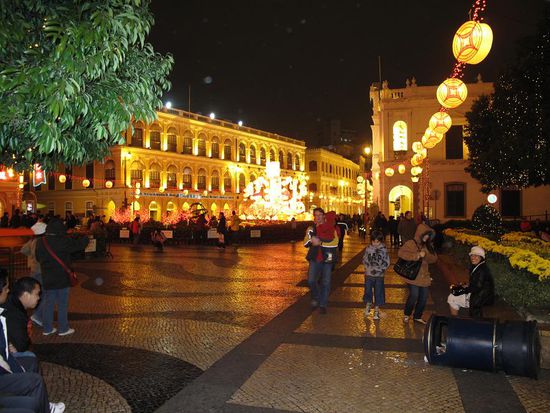 Und der bekannte "Senado Square", wunderschoen in der Nacht.