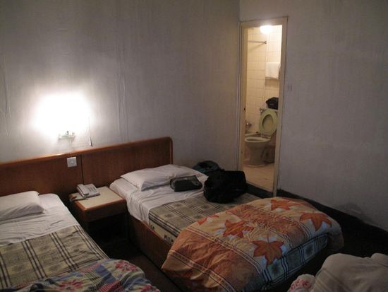 Und ein Foto des Zimmers... in Wirklichkeit war es viel viel schlimmer als es auf dem Foto aussieht !