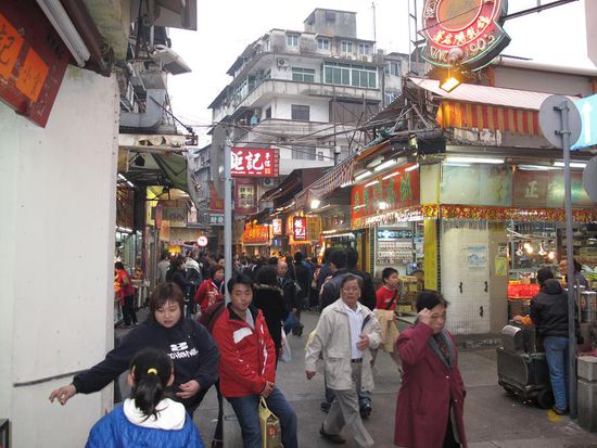 Die Strasse an der sich unserer neue Unterkunft befand.... natuerlich auch voller Chinesen 
