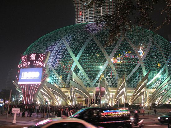 Der Eingangsbereich des "Grand Lisboa", wo wir am Vorabend schon gespielt hatten. Alle Lichter bewegten sich staendig...