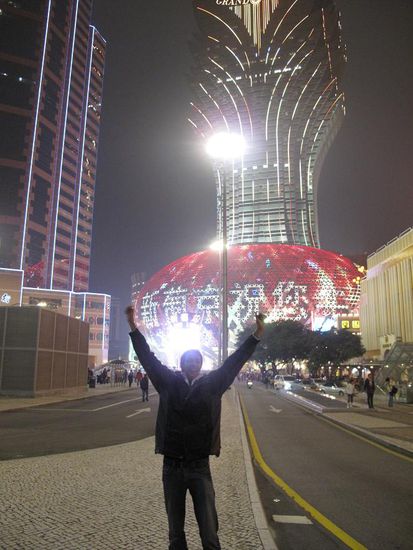 Uebergluecklich... vor dem "Grand Lisboa", eines der groessten Casinos in Macau.