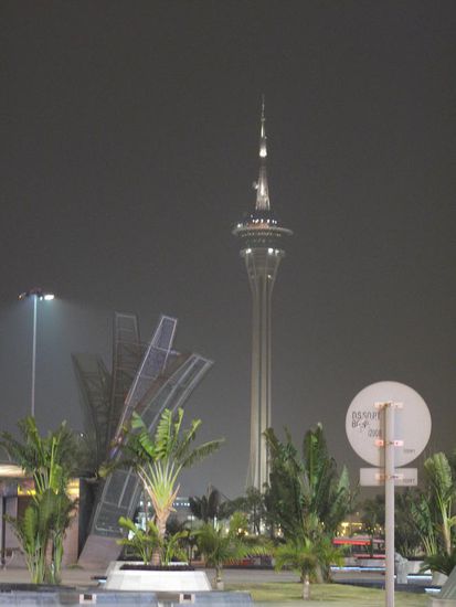 Der Macau-Tower... ein wenig abgelegen vom Zentrum.