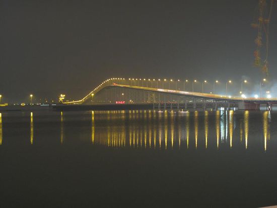 Und die Bruecke die "Macau" und "Taipa", wo sich der Flughafen und auch weitere Casinos befinden, verbindet.