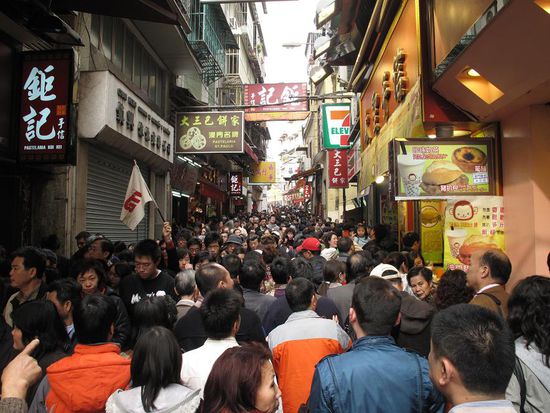 Shoppingstrasse.... waehrend des "Chinese New Year". (just crazy !)