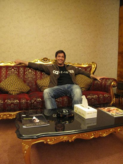 In der gemuetlichen "Players-Lounge", Daeni am chillen...