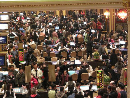 Innerhalb des Casinos... Spieltische, verrueckt, oder ? (cooles Bild !)