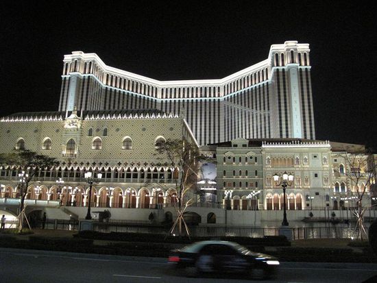 Und das Hotel selber... umgeben von einem riesigen Kanal.