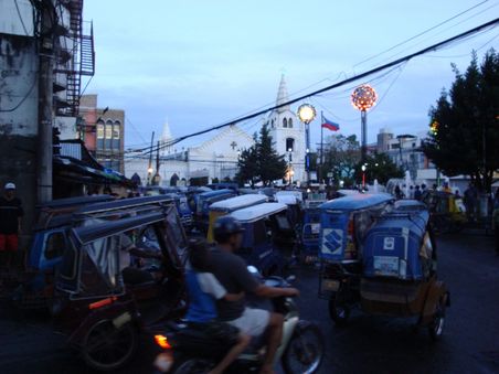 Abendverkehr in Legaspi... alles voller Tuc-Tuc's...