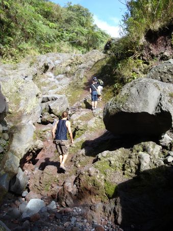 Teilweise wurde es richtig steil und es war auch nicht ungefaehrlich da die Felsen teilweise sehr rutschig waren...