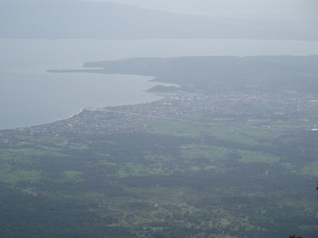 Die 8 KM weit entfernte Stadt "Legaspi".