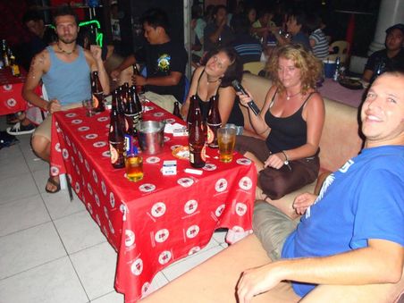 Unsere perfekte Crew in der Karaoke-Bar...