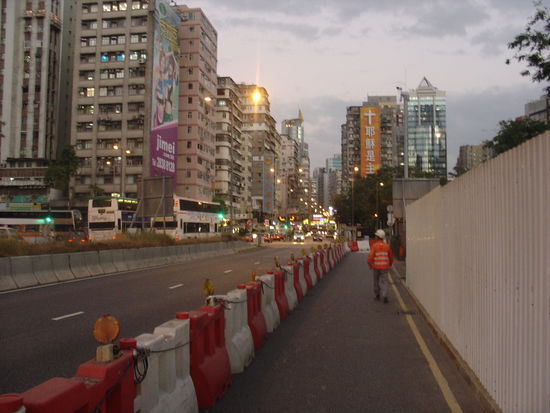 Mein erster Eindruck zu Fuss in Hong Kong... einfach mal in Richtung wo die meisten Lichter brennen 