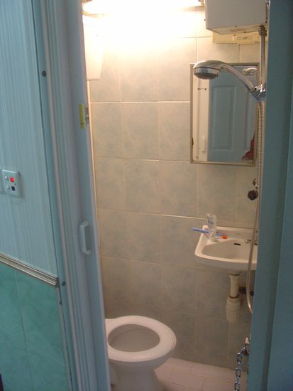 Und das dazugehoerige Badzimmer, klein aber voellig ok. (nur das nach dem Duschen alles nass ist, aber das kenne ich von Thailand schon)