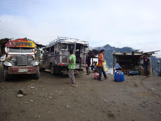 Ankunft auf dem "Saddle". Jeepneys und eine der Huetten im Hintergrund.