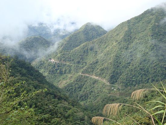 Sicht zurueck in's Tal... auf dieser Strasse sind wir angereist !