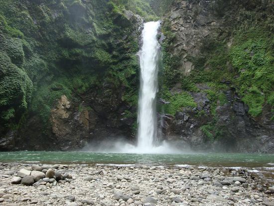 Der Wasserfall war ca. 30 Meter hoch und das Wasser war anfangs Arschkalt, aber man gewoehnte sich schnell daran.