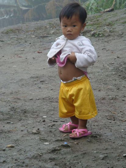 Ein Philippino-Junge... einer der wenigen Bewohner auf dem "Saddle".
